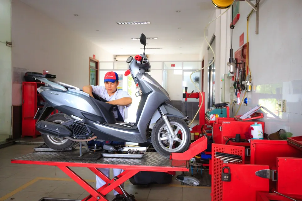 Kệ phụ tùng, dầu nhớt